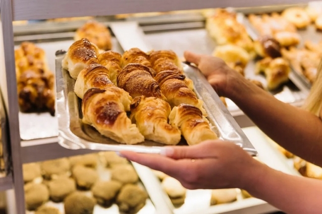 El Gobierno de Milei gasta $16 millones en medialunas y panes para los desayunos en Olivos y casa Rosada