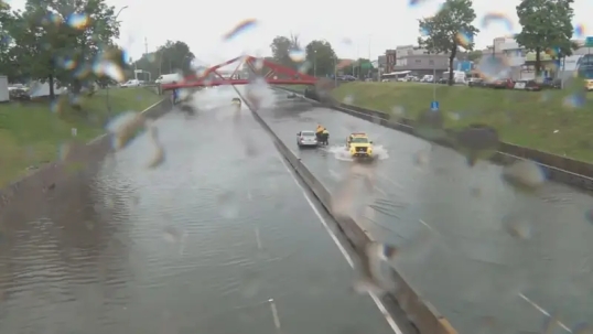 El tren Roca se vio limitado, por el temporal y hay miles de usuarios sin luz