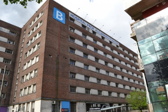Hospital Posadas: La Policía Federal amedrentó a un grupo de trabajadores despedidos que ofrecían un desayuno solidario