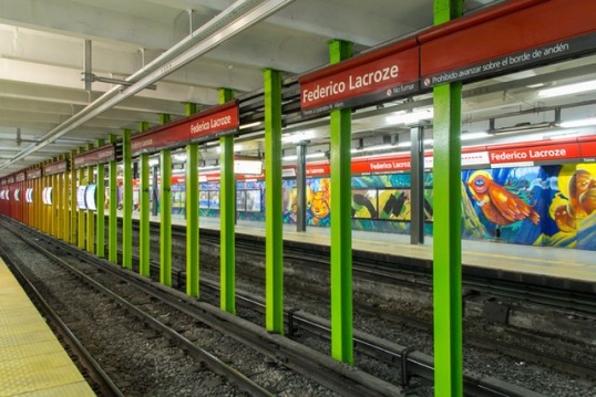 Trabajadores del subte liberan molinetes en la estación Federico Lacroze