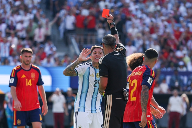 La expulsión de Enzo Fernández en el final del partido ante España