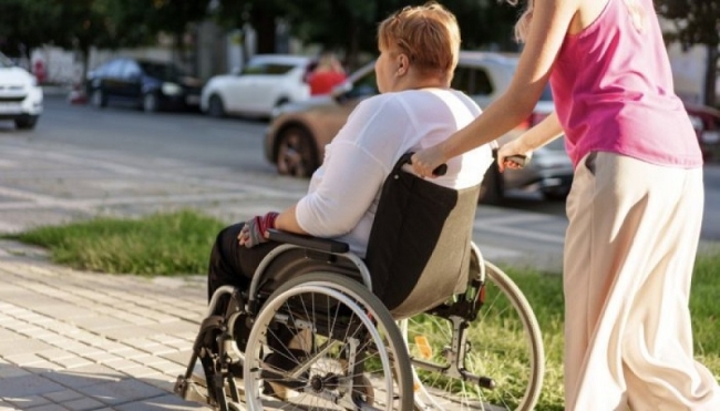 Nueve de cada diez personas cuidadoras de personas con discapacidad están endeudadas