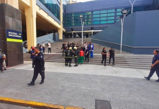 Se produjo un incendio en el cine del Abasto: dos personas sufrieron quemaduras