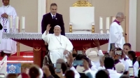 Francisco, ante una multitud dijo: «la presencia de tanta juventud y de tantos niños es un don inmenso, que renueva constantemente»