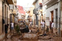 España: Miles de voluntarios acuden a la zona afectada por inundaciones en Valencia