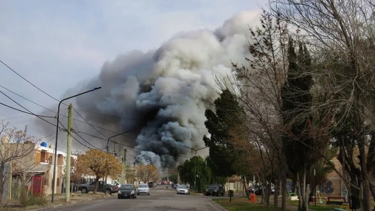Neuquén: Un gran incendio se desarrolla en un depósito de la empresa Sakura