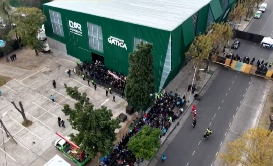 Una multitud despidiendo el “Indio” Solari