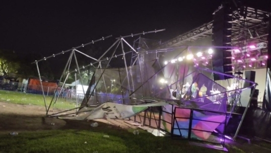 Santa Fe: Falleció una mujer al caer la estructura de un escenario por el fuerte viento