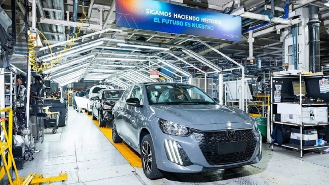 La empresa Stellantis confirmó que paraliza su producción hasta marzo