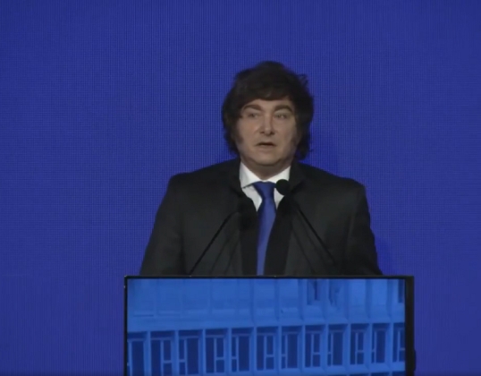 Según Milei: «El pánico político está generando una descoordinación con el riesgo país»