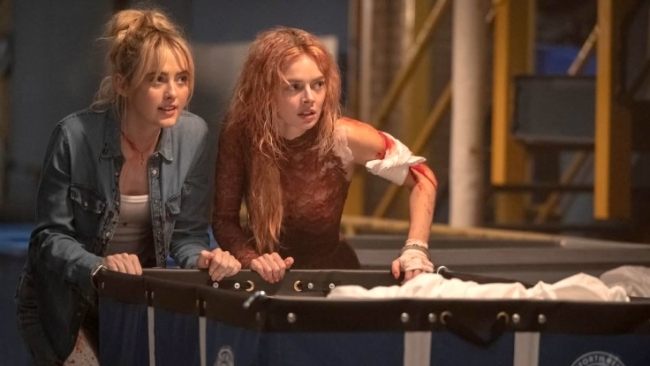 Se estrena el film «Boda Sangrienta 2», con Samara Weaving y Kathryn Newton