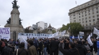 Aeronáuticos se manifiesta en las afueras del Congreso, en defensa de Aerolíneas Argentinas y en rechazo a su privatización