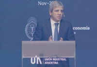 Luis Caputo volvió a defender el esquema cambiario del Gobierno