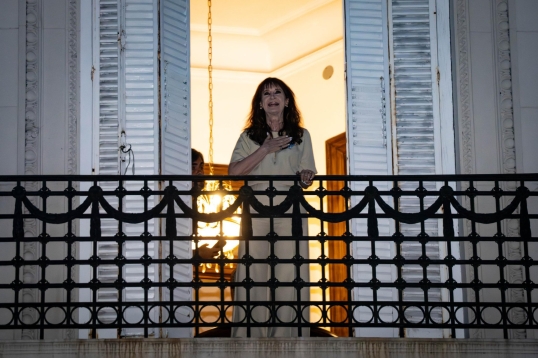 Frente a la casa de Cristina: «Llevamos un poco de carnaval a quien nos devolvió el carnaval»