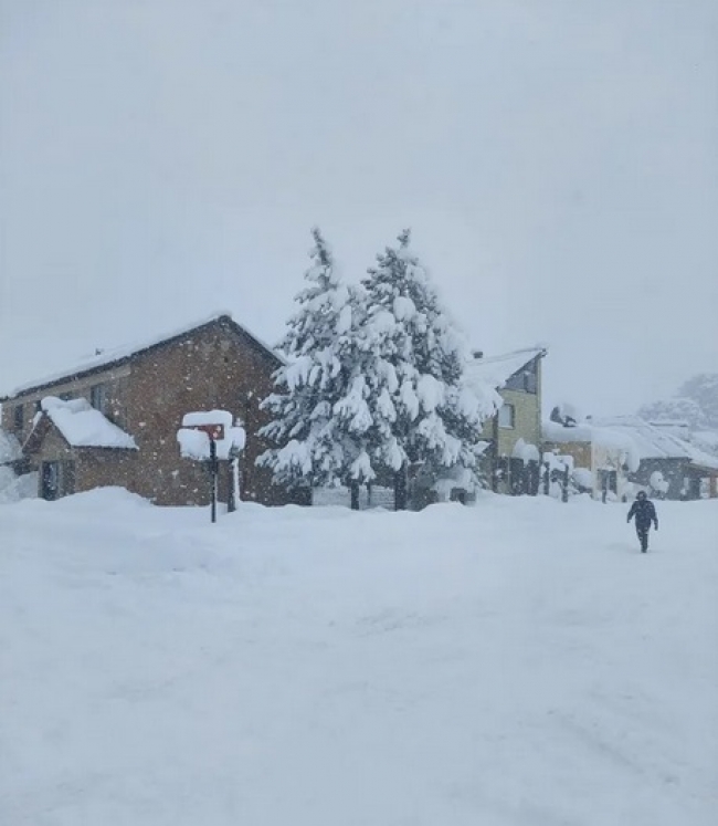 Neuquén: La localidad de Caviahue ya tiene un metro de nieve en sus calles