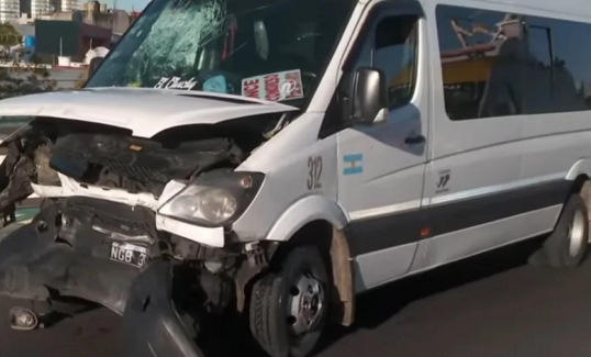 Una combi chocó contra el guardarrail en la autopista 25 de mayo y hay 19 heridos