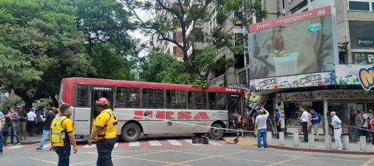 Córdoba: Un colectivo chocó violentamente contra un kiosko, dos mujeres resultaron heridas