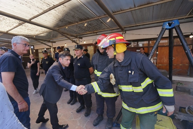 Axel Kicillof visitó Gesell para seguir de cerca el operativo por el derrumbe en el hotel Dubrovnik donde continúa la búsqueda de 7 desaparecidos