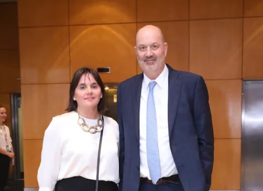 Presentan una denuncia penal contra Sturzenegger y a autoridades de la OA por una contratación millonaria vinculada a su esposa