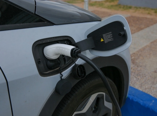 El Gobierno destrabó la instalación de centros de carga de autos eléctricos
