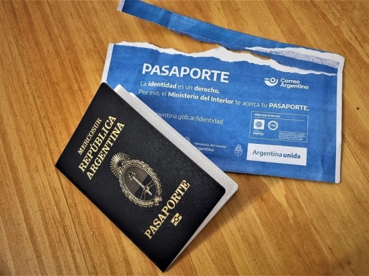 RENAPER mantiene el alerta por una serie de pasaportes argentinos por falla en su tinta de seguridad