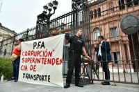 Un policía Federal se esposó a las rejas de la Casa Rosada