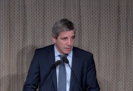 Luis Caputo: «Terminamos con el mito de que Argentina no podía tener equilibrio fiscal por mérito propio»