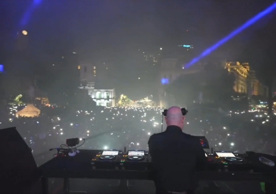 Multitudinario encuentro del cura DJ en Plaza de Mayo en homenaje al Papa Francisco