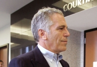 Senador demócrata presiona al FBI sobre los archivos de Epstein en relación con Trump