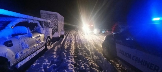 Córdoba: Una intensa nevada dejó vehículos varados en las Altas Cumbres