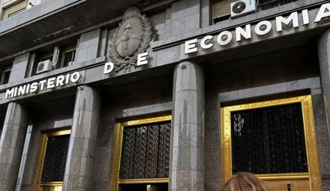 El ministerio de Economía logró en noviembre un superávit financiero de casi $599.954 millones