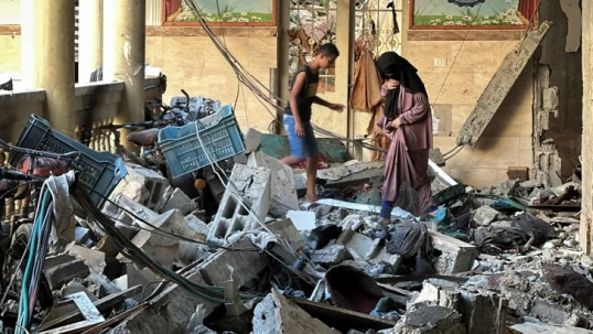 Israel atacó una escuela en Gaza, hay más de 100 muertos y decenas de heridos