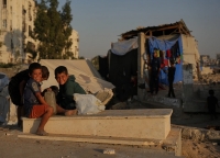 Gaza: algunos palestinos desplazados viven en cementerios, entre los muertos