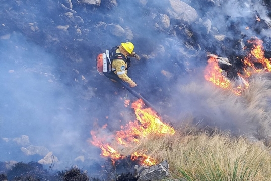 Córdoba: Sigue el combate contra el fuego por segundo día consecutivo en Capilla del Monte