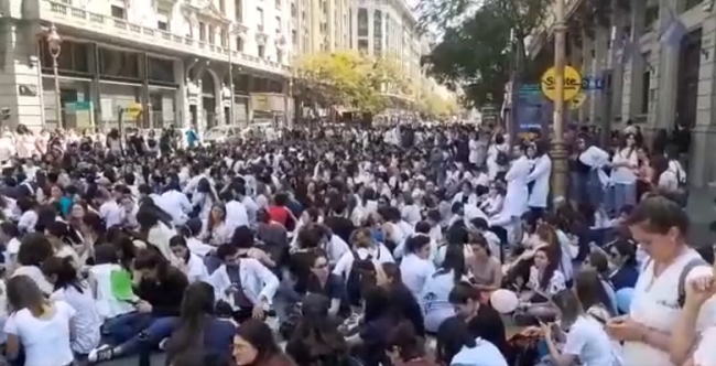 Los enfermeros de los hospitales de la ciudad de Buenos Aires paran y se movilizan este jueves