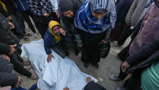 Gaza: Ataque israelí en la zona humanitaria de Al Mawasi, deja varios muertos y heridos