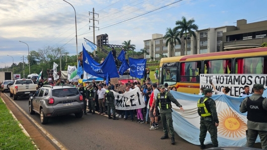 Productores yerbateros protestaron ante la presencia de Milei: “Nos estamos repartiendo pobreza”