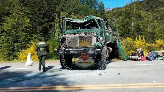 Neuquén: Vuelco de un camión de Gendarmería Nacional en la Ruta 40