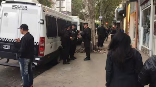 Realizaron un operativo en el barrio porteño de Flores, para desalojar más de 5.000 manteros