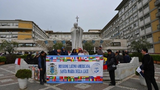 El Papa Francisco presenta mejorías graduales