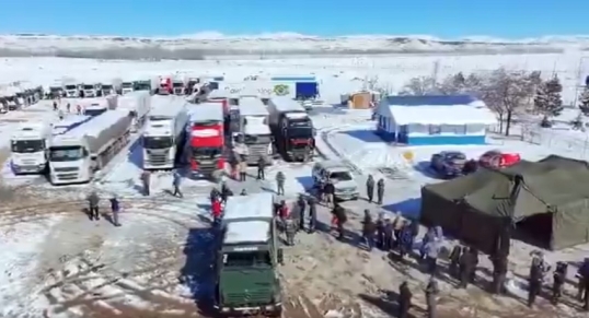 Hay más de 2000 camiones varados en la frontera con Chile, por el temporal de nieve