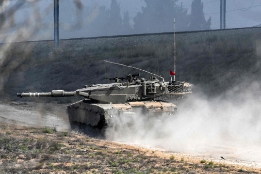 Siria: Tanques israelíes avanzaron hasta las afueras de Damasco