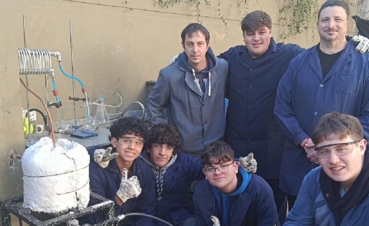 Alumnos convirtieron plástico en nafta y ahora desarrollan un reactor autosustentable