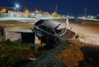 Por una obra pública inconclusa en Neuquén: Un auto quedó colgado en un puente