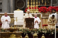 El papa León XIV recuerda el sufrimiento en Gaza y el de los refugiados en el mundo en la misa de Navidad