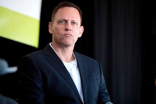 Avanza un plan a medida del magnate tecnológico Peter Thiel