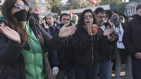 Reprimen a trabajadores despedidos del INTI, hay heridos y detenidos