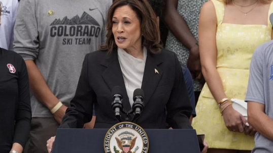 Dnuncian que el equipo de campaña de Kamala Harris manipula titulares de noticias