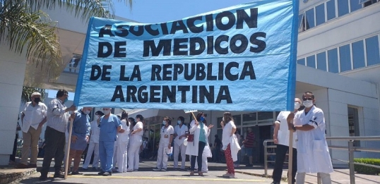 Desde la Asociación de Médicos de Argentina afirman que los profesionales de la salud «perdieron la calidad en los salarios»