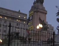 Un activista se trepó a un monumento en el Congreso, en rechazo a la reforma de la ley de glaciares